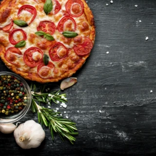 Pizza base with tomatoes.7Best 26cm TK 12x290g DE